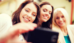 Frauen mit Smartphone beim Selfie-Schießen